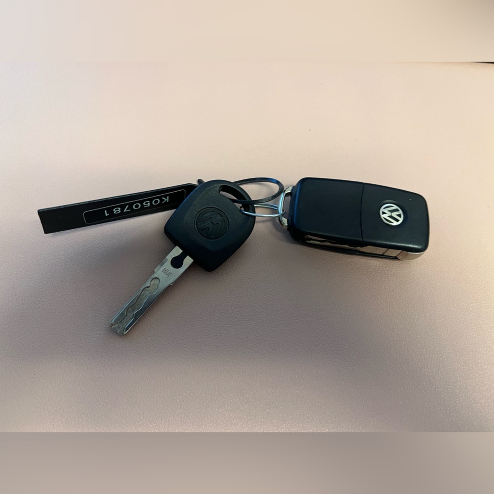 2017 VW Tiguan REMOTE FOB KEY AND SERVICE  KEY - Picture 2 of 5